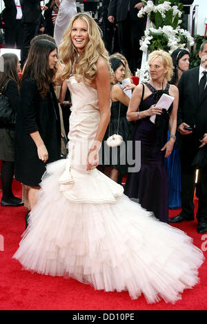 Elle Macpherson, sessantanovesima Annuale di Golden Globe Awards (Golden Globes 2012) presso il Beverly Hilton Hotel - Gli arrivi di Los Angeles, California - 15.01.12 Foto Stock