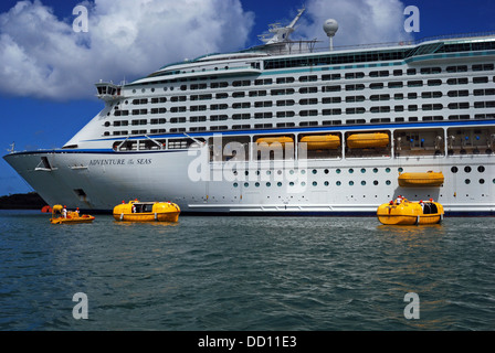 Zattera di salvataggio trapano a fianco l'avventura del mare la nave di crociera, Castries, Santa Lucia, Caraibi, West Indies. Foto Stock