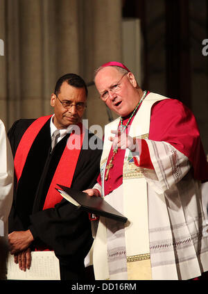 Rev Dr A.R.Bernardo parla al Cardinale designare M di Timothy Dolan, Arcivescovo di New York durante una preghiera per l Unità dei Cristiani a gennaio 18, 2012 a St Patricks Cathedral in New York City, Stati Uniti d'America - 18.01.12 Foto Stock