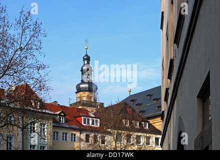 Sui tetti della città e Altes Rathaus (ex municipio) torre campanaria, Bamberg, Baviera, Germania, Europa. Foto Stock