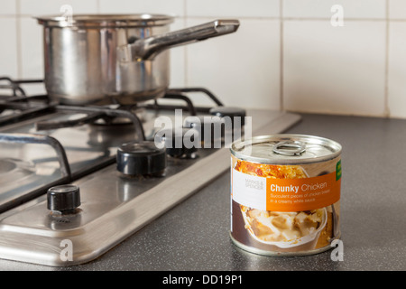 Il proprio marchio conserve alimentari. La Marks & Spencer Chunky pezzi di pollo in un possibile. Foto Stock