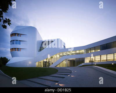 Il Fraunhofer Institut - Centro di ingegneria virtuale, Stoccarda, Germania. Architetto: Studio DELLE NAZIONI UNITE, 2013. Elevazione frontale al crepuscolo wi Foto Stock