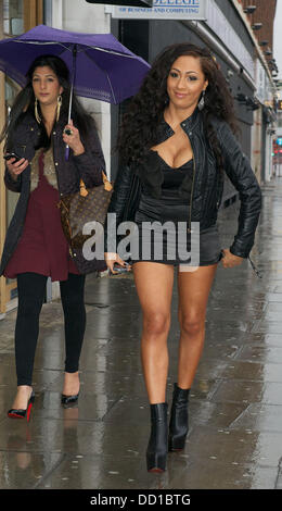 Towie Cast "l'unico modo è Essex' riprese a Ilford Londra Inghilterra - 24.01.12 Foto Stock