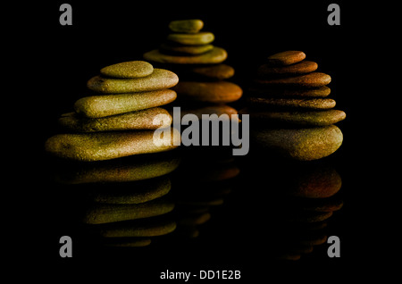 Stack colorati di ciottoli disposti come una torre con una parte superiore piatta. Foto Stock