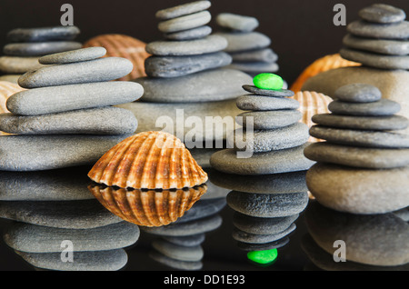 Stack colorati di ciottoli disposti come una torre con una parte superiore piatta. Foto Stock