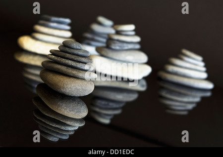 Stack colorati di ciottoli disposti come una torre con una parte superiore piatta. Foto Stock