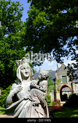 Statua di Gesù e Maria, Quarr Abbey motivi , Wooten Bridge, Ryde, Isle of Wight, England, Regno Unito, GB. Foto Stock