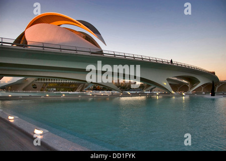 Una vista della Ciutat de les Arts i les Ciencies complesso, dall'architetto Santiago Calatrava a Valencia Spagna Foto Stock