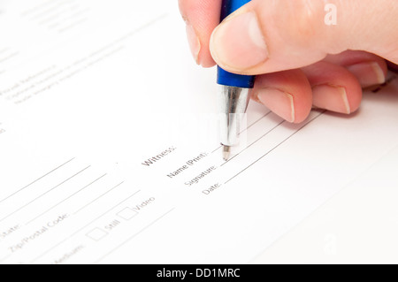 Parte della firma di un accordo su un fondo bianco Foto Stock