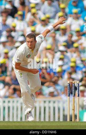 Londra, Regno Unito. 23 Ago, 2013. Peter Siddle bowling durante il giorno tre del 5° Investec ceneri Cricket match tra Inghilterra e Australia ha suonato presso la Kia Oval Cricket Ground su agosto 23, 2013 a Londra, Inghilterra. Credito: Mitchell Gunn/ESPA/Alamy Live News Foto Stock