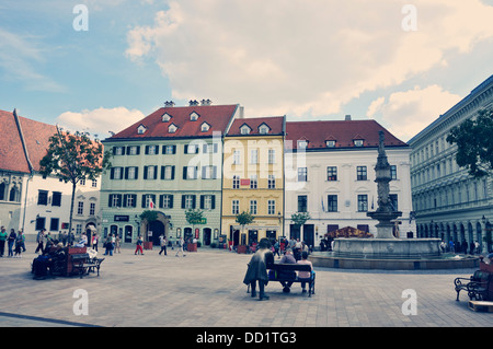 Namestie Hlave quadrato con il Vecchio Municipio e Massimiliano di Trevi a Bratislava, Slovacchia, Europa orientale Foto Stock