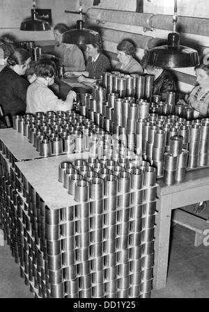 L'immagine della Propaganda nazista! Mostra le donne che lavorano nell'industria della difesa, il loro servizio di aiuti di guerra nel contesto del Reicharbeitsdienst (RAD - Reich Labor Service) il 27 gennaio 1943. Luogo sconosciuto. Fotoarchiv für Zeitgeschichte Foto Stock