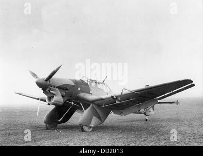 Il dive bomber Junkers Ju 87 svolge una missione per il tedesco della Wehrmacht in marzo 1938. La Propaganda nazista! Sul retro della foto è datata 9 marzo 1938: 'Dive bombardiere Junkers Ju 87. La Luftwaffe tedesca utilizza un motore, due-uomo dive bomber Junkers Ju 87. Il velivolo è equipaggiato con due mitragliatrici e in grado di trasportare un carico di bombe di 250 a 500 kilogramm. Come un bombardiere di immersione, il velivolo ha un freno di immersione che limita la velocità di immersione e permette di ottenere vicino al bersaglio alleviare l'equipaggio dalla sofferenza da forze di accelerazione. Il motore è un aeromobile Junkers motore 'Juno 210' con Foto Stock