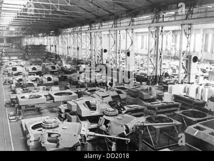 L'immagine della Propaganda nazista! Fornisce una vista interna di una sala di assemblaggio della produzione di serbatoi per la Wehrmacht tedesca nell'ottobre 1942. Fotoarchiv für Zeitgeschichte Foto Stock