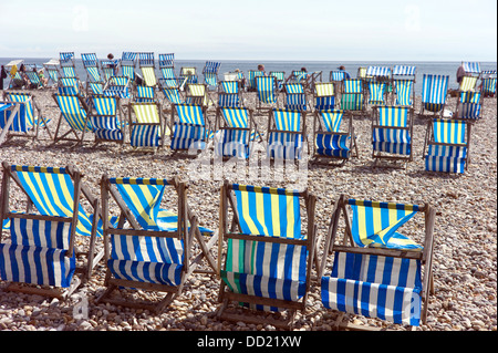 Sedie a sdraio sulla spiaggia di birra, Devon, Regno Unito Foto Stock