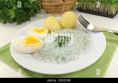 Francoforte salsa verde con dimezzato uova sode Foto Stock