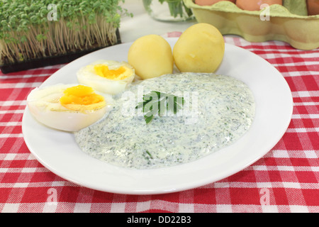 Francoforte salsa verde con dimezzato uova sode Foto Stock