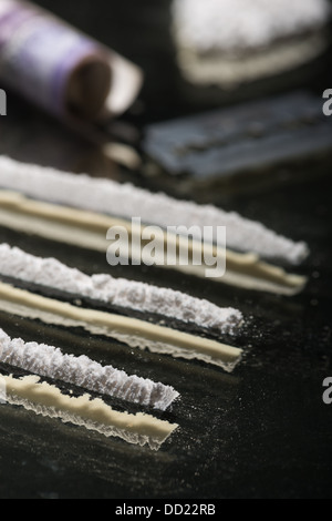 La tossicodipendenza righe righe di polvere di cocaina pronta per essere sniffato che rappresenta una cattiva abitudine di farmaco al di fuori del controllo di distruggere la vita Foto Stock