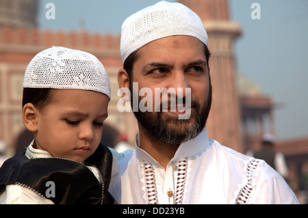 Musulmani, padre e figlio, la preghiera, la Jama Masjid, Islam, la religione,Vecchia Delhi, India Foto Stock