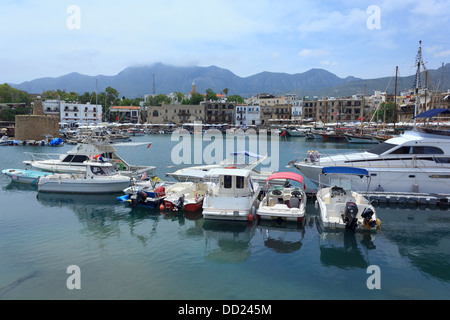 Yacht e barche ormeggiate in porto a Kyrenia su una soleggiata giornata di primavera di Kyrenia, Cipro. Foto Stock