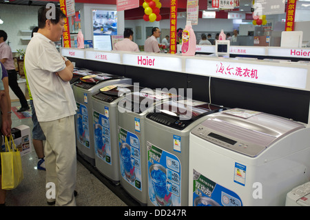 Haier le macchine di lavaggio sono in vendita in un Gome elettrodomestici store a Pechino in Cina. 2013 Foto Stock