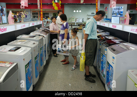 Haier le macchine di lavaggio sono in vendita in un Gome elettrodomestici store a Pechino in Cina. 2013 Foto Stock