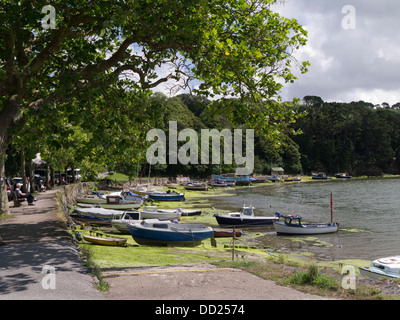 Le barche attraccate al angolo soleggiato Malpas Truro Cornwall Regno Unito Foto Stock