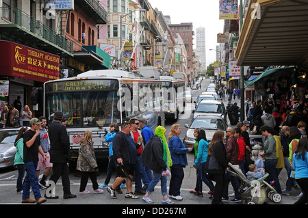 Visitatori che attraversano la strada principale nella Chinatown di San Francisco Foto Stock