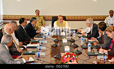 Islamabad, Pakistan. Il 23 agosto 2013. Una delegazione guidata dal Regno Unito speical envoy sir michecl barbar invita il primo ministro mian muhammad Nawaz Sharif a primo ministro office ,Islamabad il 23 agosto 2013 la dispensa dal Pakistan informazioni dipartimento   (foto di PID/Deanpictures/Alamy Live News) Foto Stock