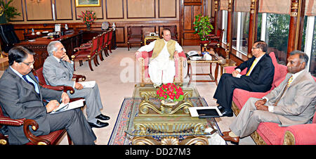 Islamabad, Pakistan. Il 23 agosto 2013. Srilanka affari esteri Ministro prof.g.l.peiris e dell alto commissario dello Sri Lanka in Pakistan AIR CHIEF MARSHAL(r) jayalth weerakkody invita il primo ministro muhammad Nawaz Sharif a primo ministro office ,Islamabad il 22 agosto agosto 2013 Handout dal Pakistan informazioni dipartimento   (foto di PID/Deanpictures/Alamy Live News) Foto Stock