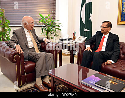 Islamabad, Pakistan. Il 23 agosto 2013. Consigliere del Primo ministro per la sicurezza nazionale e gli affari esteri sartaj ajzj nel corso di una riunione con gli affari esteri Ministro dello Sri Lanka g.l.peiris a Islamabad il 23 agosto 2013 la dispensa dal Pakistan informazioni dipartimento   (foto di PID/Deanpictures/Alamy Live News) Foto Stock