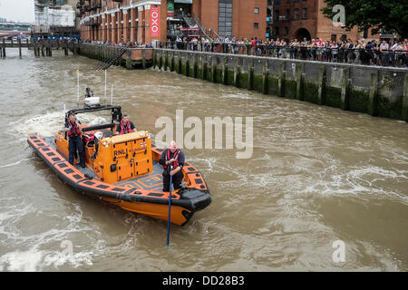 Londra, Regno Unito. 23 Agosto 2013: i membri del pubblico guarda su come l'equipaggio della barca RNLI Hurley Burly cerca il fiume Tamigi per il corpo di un uomo ha riferito di avere saltato nel fiume questo pomeriggio. Fotografo: Gordon Scammell/Alamy Live News Foto Stock