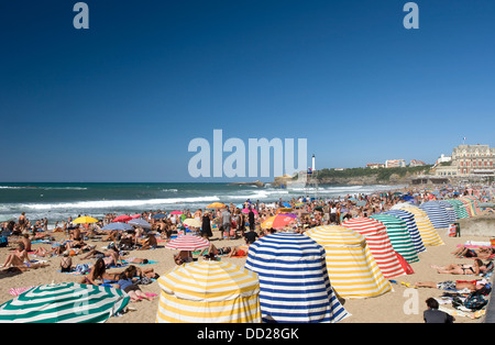 Bagnanti TENDE LA GRANDE PLAGE BEACH BIARRITZ PIRENEI ATLANTIQUES AQUITANE FRANCIA Foto Stock