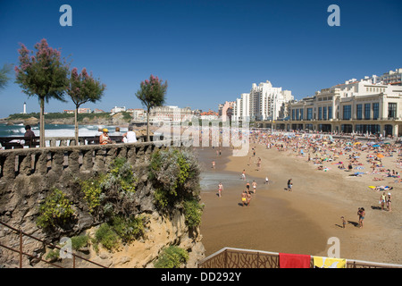 LA GRANDE PLAGE BEACH BIARRITZ PIRENEI ATLANTIQUES AQUITANE FRANCIA Foto Stock