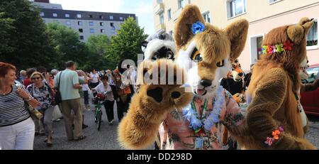 Magdeburg, Germania. 23 Ago, 2013. I partecipanti della Convenzione Eurofurence indossare fantasiosi costumi di animali che prendono parte alla parata di Magdeburgo, Germania, 23 agosto 2013. Circa 1.400 i fan di strano animale peloso costumi sono attesi alla XIX Eurofurence convenzione a Magdeburgo, che avviene fino al 25 agosto. Foto: Jens WOLF/dpa/Alamy Live News Foto Stock