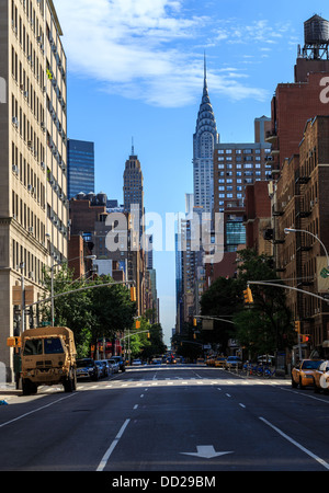 Una vista verso l' Empire State building a Manhattan, New York. Girato nel 2013. Verticale di una scena di strada in un giorno chiaro Foto Stock