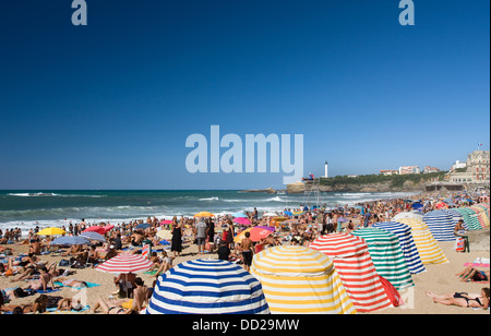 Bagnanti TENDE LA GRANDE PLAGE BEACH BIARRITZ PIRENEI ATLANTIQUES AQUITANE FRANCIA Foto Stock