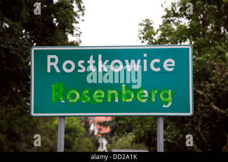 Bilingual polacco - città tedesca segno, Rostkowice, Opole, Slesia, Polonia Foto Stock