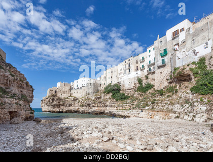 La suggestiva scogliera-top comune di Polignano a Mare in Puglia, Italia meridionale con le sue case dipinte di bianco Foto Stock