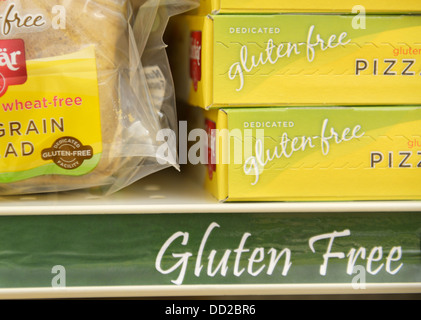 Prodotti senza glutine voci su un ripiano del glutine di sezione libera di un supermercato Foto Stock