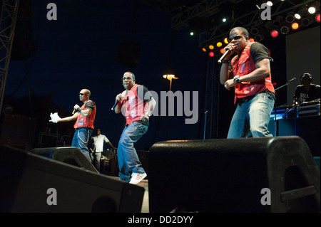 Altezze di agrumi, CA - AGOSTO15: hip-hop gruppo Bell Biv Devoe esegue all'alba di notte una serie di concerti presso Sunrise Marketplace in altezze di agrumi, California Foto Stock