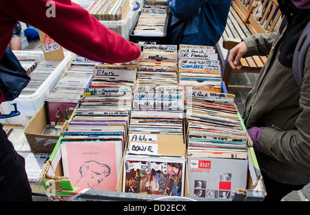 I record di seconda mano per la vendita su uno stallo nel Grassmarket durante l'annuale Fiera Grassmarket. Foto Stock