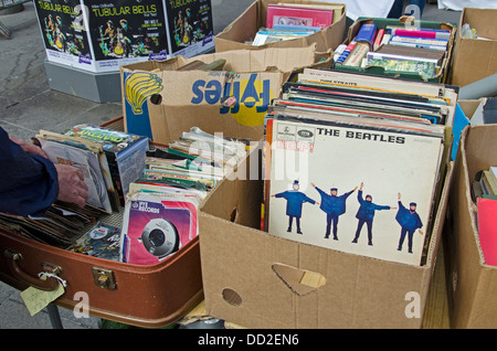 I record di seconda mano per la vendita su uno stallo nel Grassmarket durante l'annuale Fiera Grassmarket. Foto Stock