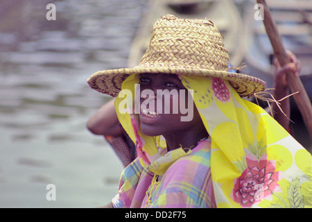 Close up di coloratissimi lady trader, Ganvie, Benin. Foto Stock