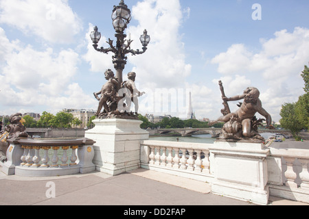 Pont ponte Alexandre III sculture attraverso il Fiume Senna a Parigi Francia Foto Stock