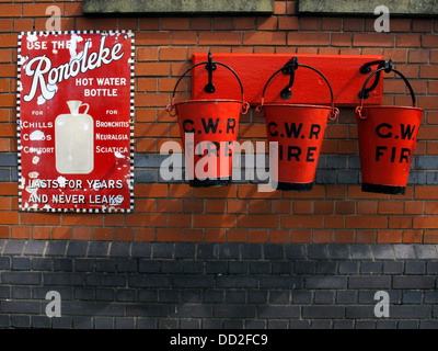 Lo stile del periodo fire benne a Kidderminster stazione sul Severn Valley Railway, Worcestershire, England, Regno Unito Foto Stock