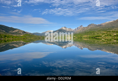 Serbatoio artificiale in Calacuccia con Paglia Orba e cinque frati picchi, Niolo Valley, centrale Monti, Corsica, Francia Foto Stock