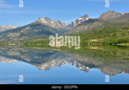 Serbatoio artificiale in Calacuccia con Paglia Orba e cinque frati picchi, Niolo Valley, centrale Monti, Corsica, Francia Foto Stock