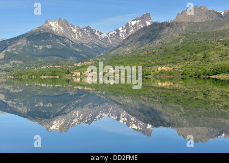 Serbatoio artificiale in Calacuccia con Paglia Orba e cinque frati picchi, Niolo Valley, centrale Monti, Corsica, Francia Foto Stock