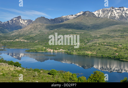 Serbatoio artificiale in Calacuccia con Paglia Orba e cinque frati picchi, Niolo Valley, centrale Monti, Corsica, Francia Foto Stock